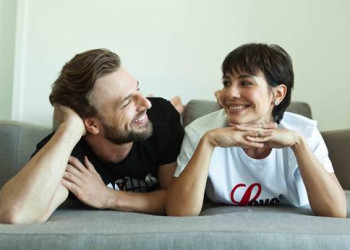 Juliana Knust e Cássio Reis protagonizam a comédia romântica Em Casa a Gente Conversa